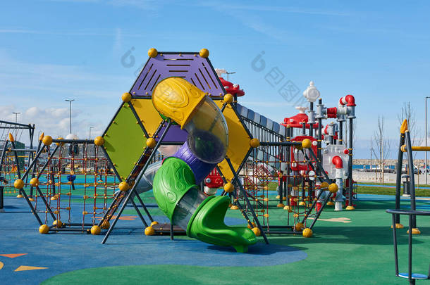现代儿童公园<strong>装饰</strong>和新风格的摆动滑梯.