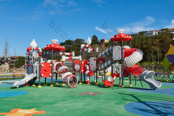 儿童公园内的红白相间的幻灯片.