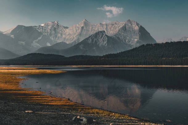 在彼得 Lougheed 省级公园卡纳纳斯基斯地区, 以倒影和树的角度看待高山和湖泊加拿大艾伯塔省