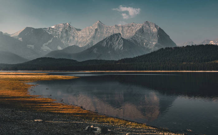 在彼得 Lougheed 省级公园卡纳纳斯基斯地区, 以倒影和树的角度看待高山和湖泊加拿大艾伯塔省