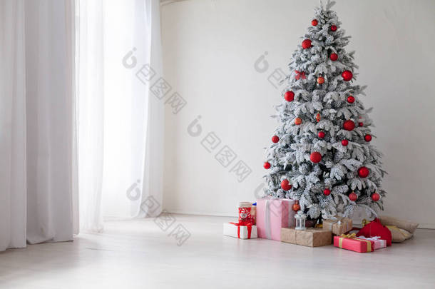 在白色<strong>房间</strong>里的圣诞树上, 冬天有礼物