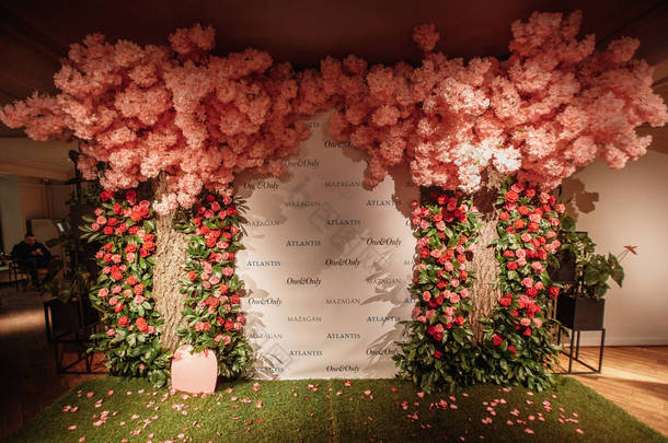 节日装饰拱门与粉红色的花朵
