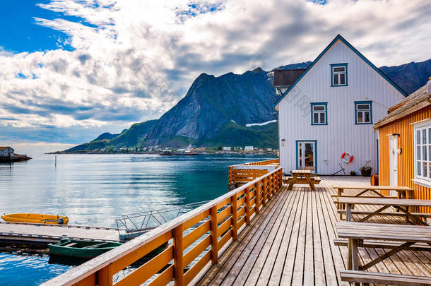 洛福登岛（英语：Lofoten Islands）是挪威诺德兰县的一个群岛。以独特的风景闻名，有<strong>壮观</strong>的山岭和山峰、开阔的大海和遮蔽的海湾、海滩和未接触过的土地.