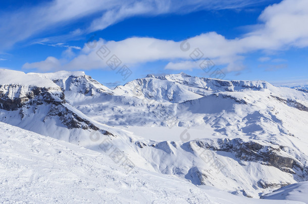 冬季积雪的山脉。滑雪胜地拉克斯。瑞士