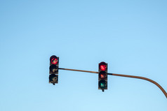 交通灯显示红色反对蓝色 sk 四面八方