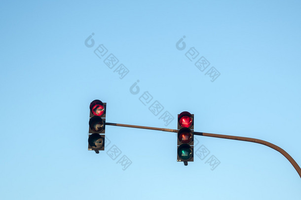 交通灯显示红色反对蓝色 sk 四面八方