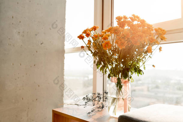 闭上了美丽的花束站在窗口的看法