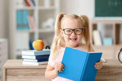 聪明的小女学生与书在教室里