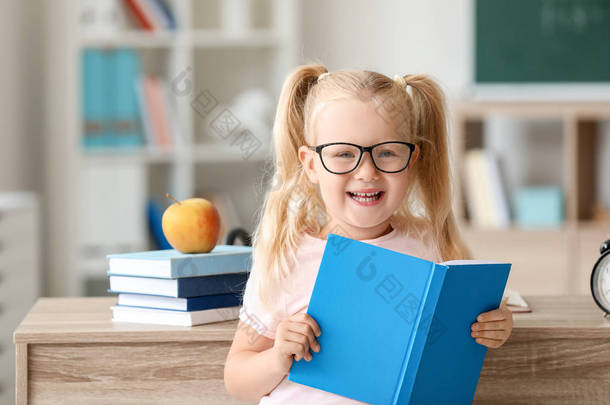 聪明的小女学生与书在教室里