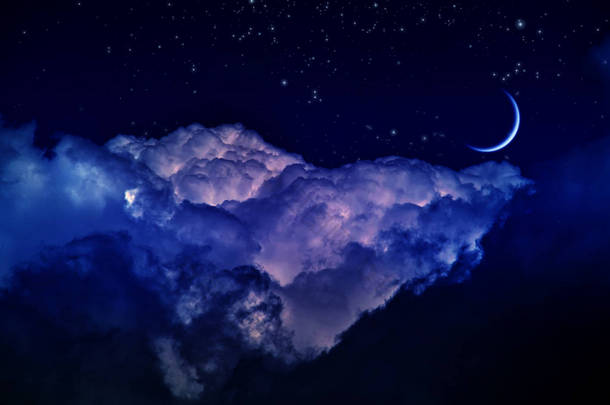 有云彩和月亮的夜空