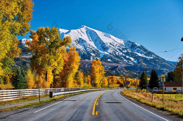 公路与雪覆盖的岩石山脉背景, 科罗拉多, <strong>美国</strong> 