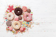 五颜六色的糖果。棒糖, 杏仁, 糖果, 甜甜圈。具有文本空间的顶部视图