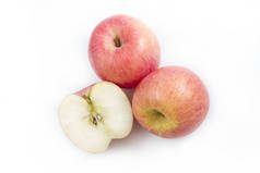 将富士苹果切成两半，在白色背景上与切割路径隔离