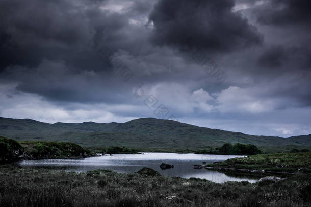 蓝湖景观观和暗多云的天空。爱尔兰.