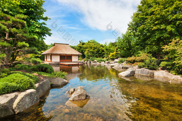日本传统的花园与茶屋和池塘的美景