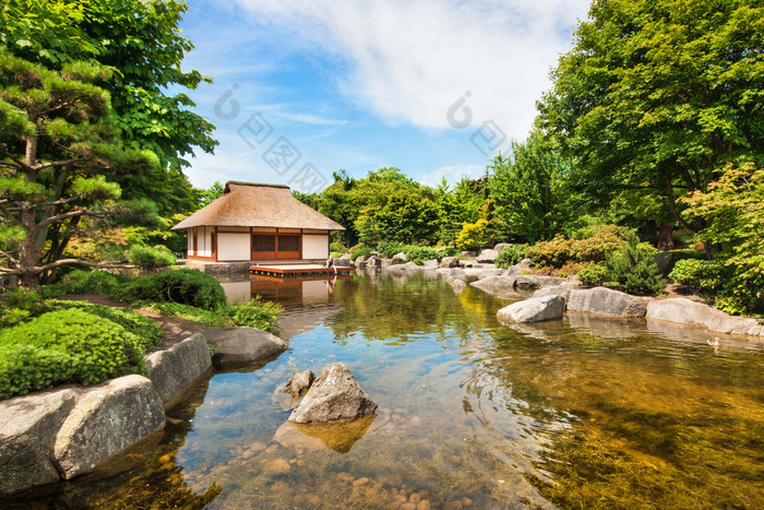 日本传统的花园与茶屋和池塘的美景