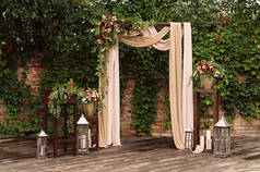 婚礼仪式上，饰的布鲜花绿叶拱,
