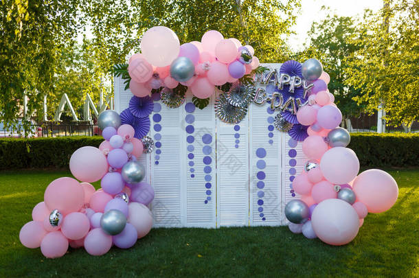 粉红和紫色的拱形气球,为女孩子们的生日快乐晚会服务.户外夏季活动。节日装饰元素、照片区. 