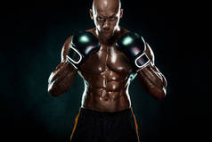 运动员，男人拳击手，戴着手套，背景是黑色的。 健身和拳击的概念。 个人体育娱乐活动.