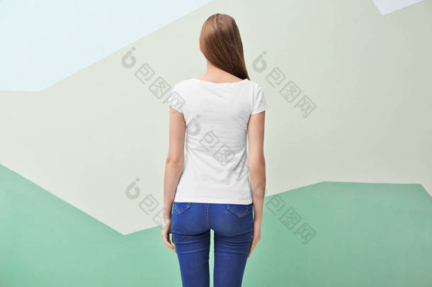 穿白色 t恤衫的年轻女子在颜色背景。设计样机