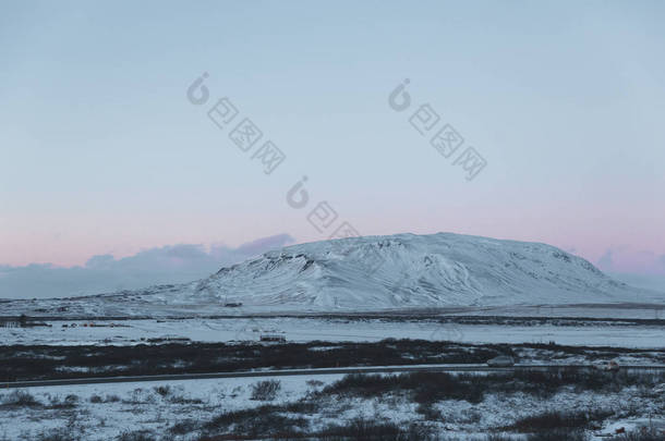 美丽的自然场面与雪覆盖的山和天空在日出, 冰岛