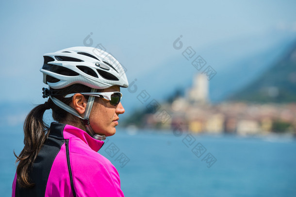 自行车女孩画像-自行车头盔的女人