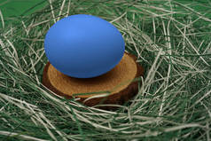 在草地上的木盘子上的复活节彩蛋。文本的可用空间。复活节假期