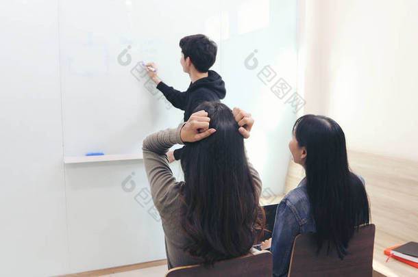 女学生, 她觉得头痛, 一个严肃的老师不明白 