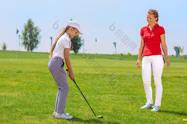 女孩玩高尔夫