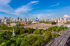 曼谷城市景观，商业写字楼，里氏公园的前景