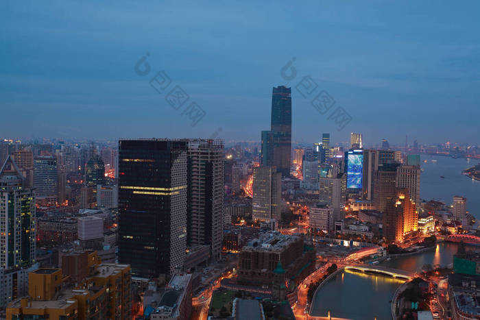 在上海外滩的夜景天际线的空中摄影