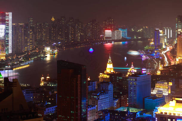 在<strong>上海外滩</strong>的<strong>夜景</strong>天际线的空中摄影