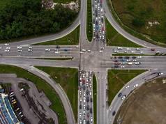 上下颠倒的道路与拥挤的车辆交汇处景观