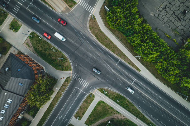 城市、交叉口和城市交通、道路上的汽车、<strong>房顶</strong>的空中俯瞰 