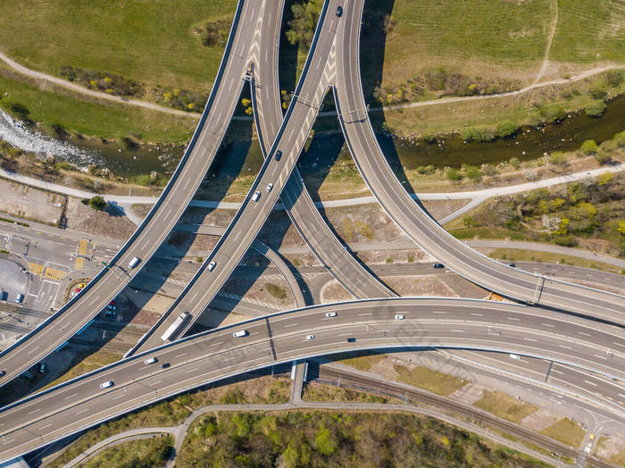 瑞士通往苏黎世的高速公路的空中景观。通往苏黎世的高速公路的大交叉口.