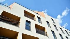 当代住宅建筑在白天的外部.在阳光灿烂的日子里,现代化的公寓楼,蓝蓝的天空.现代化公寓楼的立面