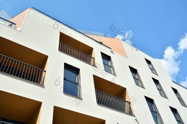 当代住宅建筑在白天的外部.在阳光灿烂的日子里,<strong>现代化</strong>的公寓楼,蓝蓝的天空.<strong>现代化</strong>公寓楼的立面