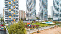 新建的多层住宅楼公寓可鸟瞰游泳池、篮球场和儿童游乐场。抵押背景概念图像.