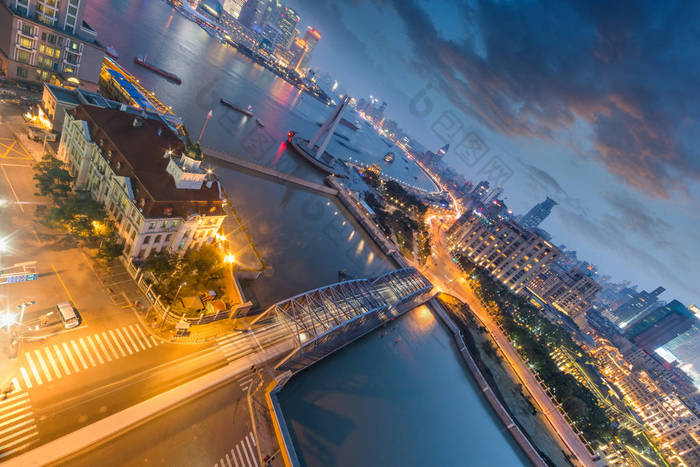 在夜景上海中国黄浦江外滩图片-包图网企业站