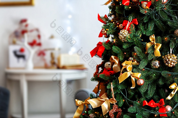 家中装饰过的圣诞树