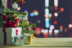装饰圣诞树，闪烁着模糊的光芒、铃铛和礼物b