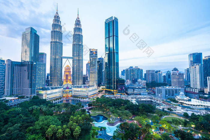 美丽的建筑建筑外部城市在 kuala lumpur 天际线在晚上