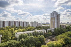 在莫斯科的住宅区。现代高层建筑和城市的街道