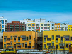 新的现代的低层公寓大楼。莫斯科，俄罗斯