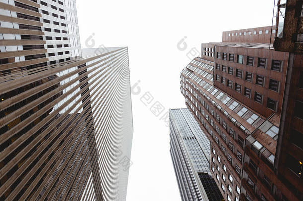 在<strong>美国纽约</strong>市的摩天大楼和晴朗的天空的底部视图