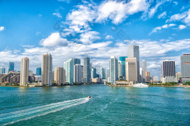 迈阿密摩天大楼的空中景观，蓝天，白色的船与迈阿密市中心相邻