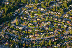 在阳光明媚的夏日里, 住宅的鸟瞰图。在加拿大不列颠哥伦比亚省北部温哥华拍摄.