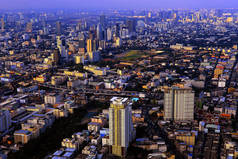 曼谷城市与阳光射线在下午, 泰国.