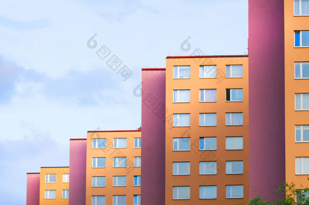 复述几何元素的板式住宅建筑五彩斑斓的墙壁。城市景观与天空的对比