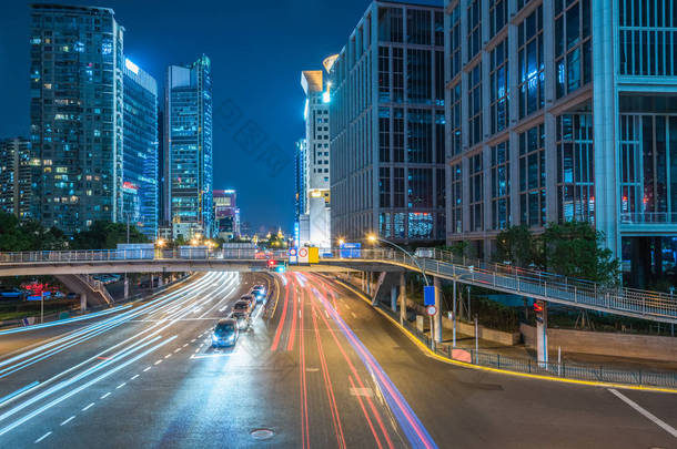 城市交通与城市景观在中国上海的夜景.